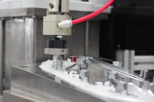 Robotic cell to assemble handle covers